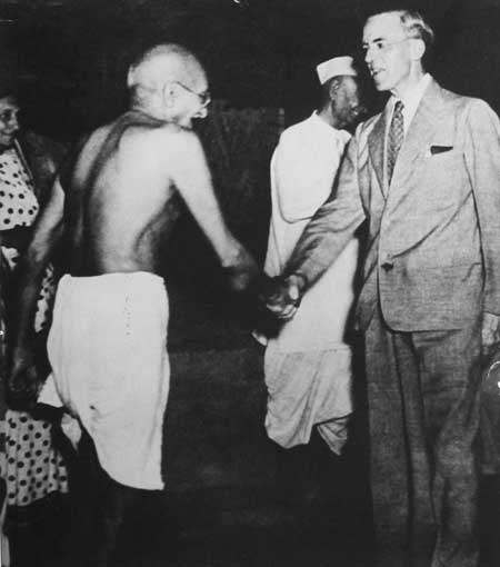 Gandhiji with Sir Stafford Cripps at Bhangi Colony in Delhi, 1946.jpg